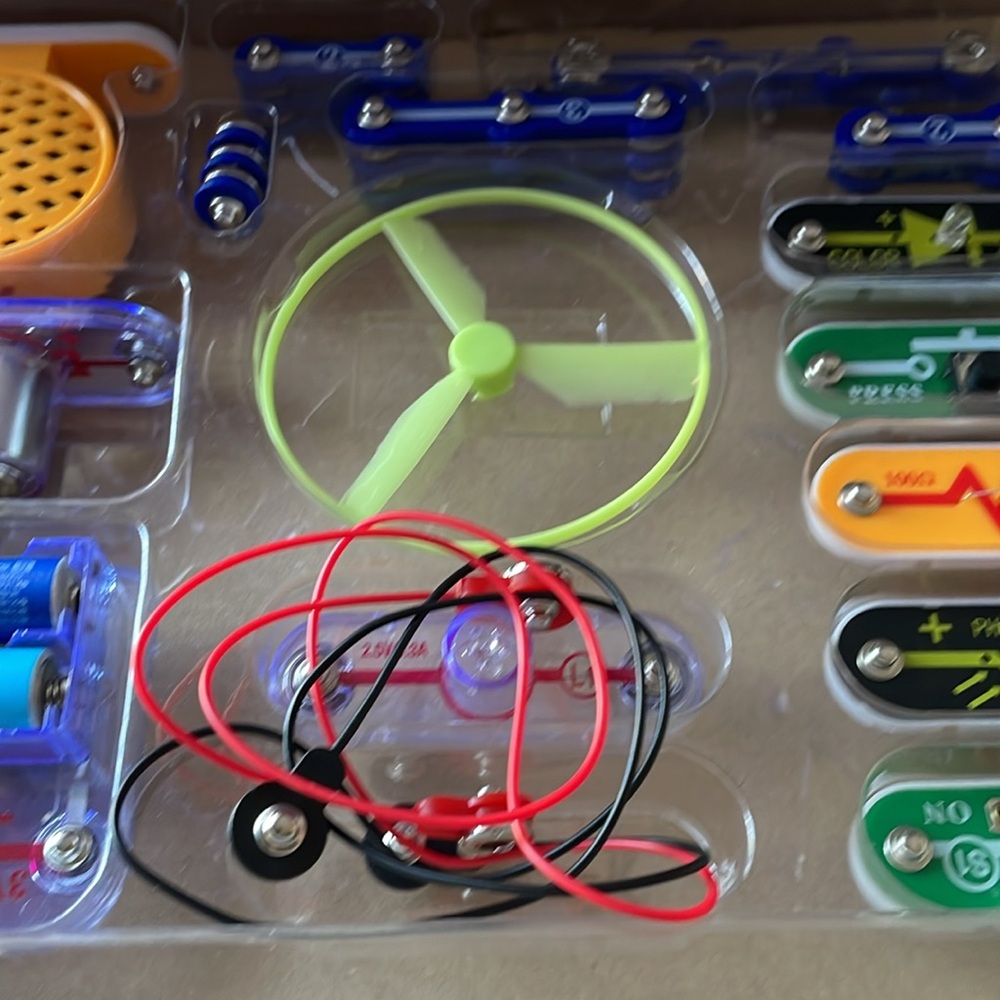 Snap Circuits Jr. Select - Electronic Project Set Build Over 130 Projects - Picture 9 of 10